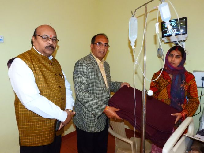 Rotary Club, Lucknow Distributes Blankets to Patient Attendants at KSS Cancer Institute