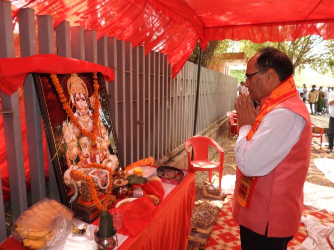 On the auspicious occasion of Bada Mangal, a Sundarkand recital and Bhandara (community feast) were organized with great devotion at Kalyan Singh Super Speciality Cancer Institute, Lucknow.