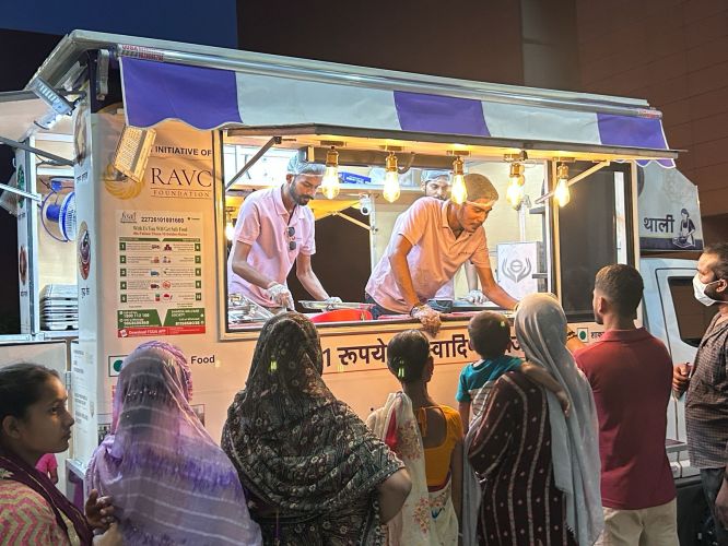 Apni Thali Serves 360 Families on Day One at Kalyan Singh Super Speciality Cancer Institute, Lucknow